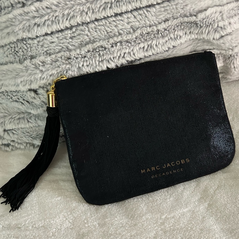 🖤 Marc Jacobs Decadence Sating Tassel Zip Cometic Pouch🖤